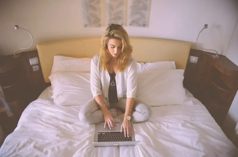 Wie man Memory Foam Matratze Topper auf das Bett legt? 7 einfache Schritte