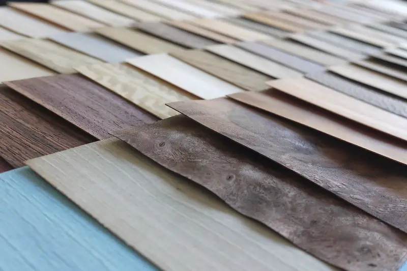 Einfache 2-teilige Anleitung zur Reparatur von wassergeschädigtem Holzfurnier