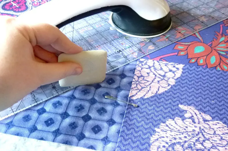 So befestigen Sie eine Deckenbindung an einem Quilt: 7 einfache DIY-Schritte