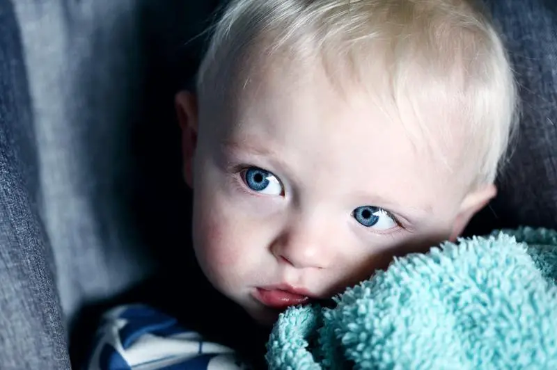Wann kann ein Kleinkind mit einer Decke schlafen: Grundlegender Leitfaden für Eltern