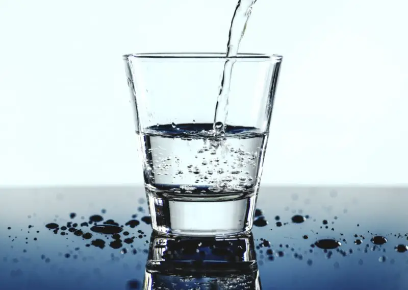 Warum sollten Sie vor dem Schlafengehen Wasser trinken? 4 nützliche Vorteile!