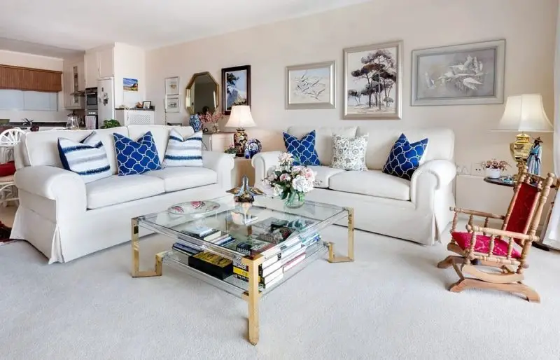 Welche Sofafarbe passt zu beigefarbenen Wänden: 7 beste Ideen