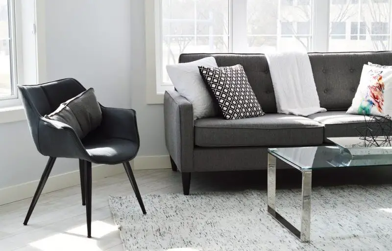 Welche Teppichfarbe passt zu einem grauen Sofa? Versuchen Sie diese 3