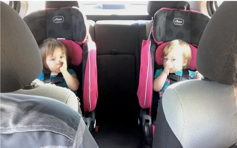Ein Muss zum Aufstoßen eines Babys in einem Autositz