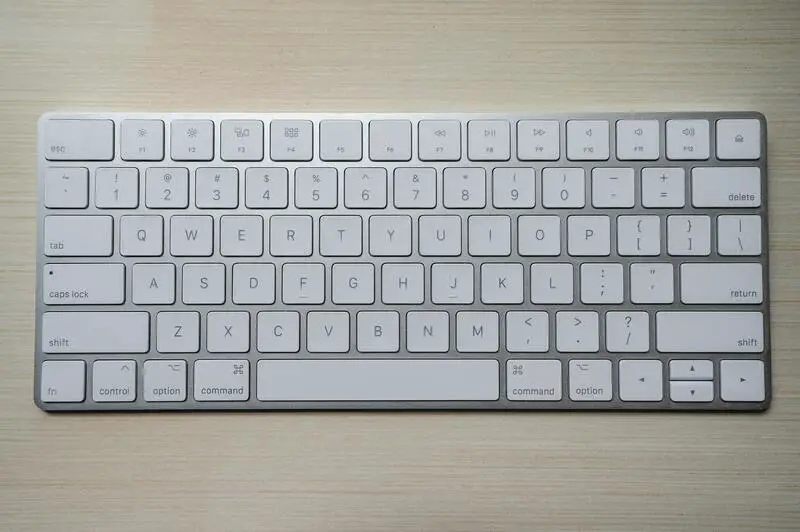 So reparieren Sie eine wassergeschädigte Tastatur in 4 einfachen DIY-Schritten
