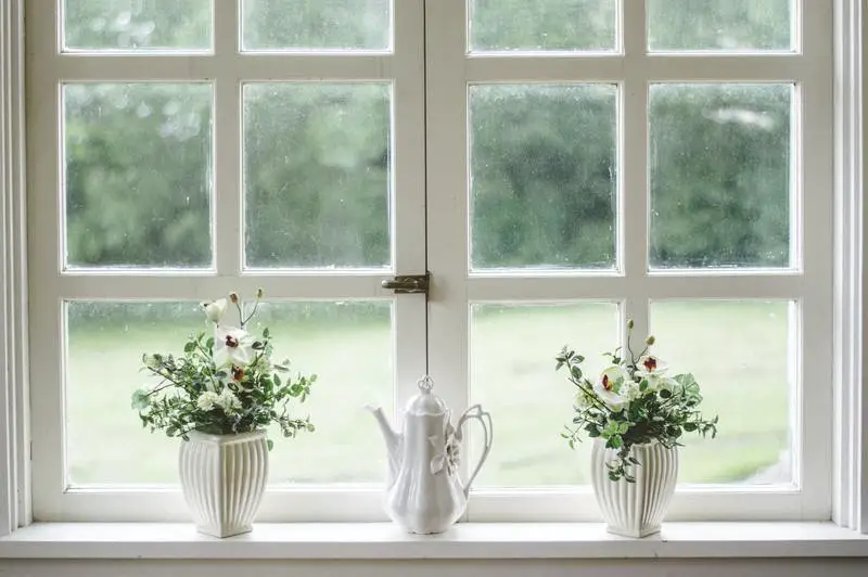 So reparieren Sie wassergeschädigte Fenster: 4 hilfreiche Schritte