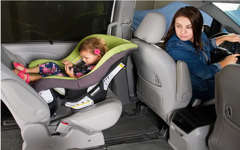 So stellen Sie eine Babykopfstütze für den Autositz her