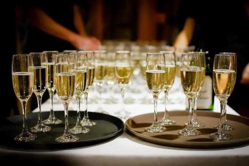 Was ist eine Cocktailstunde bei einer Hochzeit: Regeln und mehr