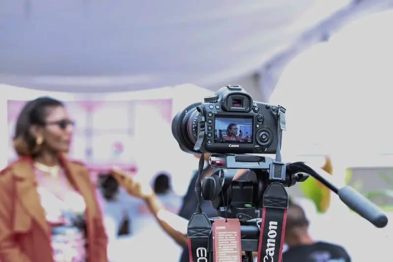 Was Sie einen Hochzeitsvideografen fragen sollten: Die 4 besten Fragen
