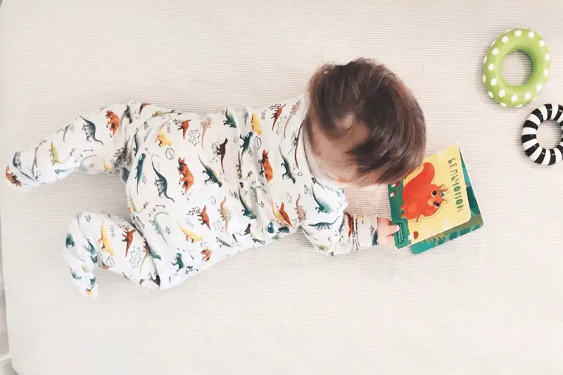 Wie kann das Vorlesen eines Buches zur Entwicklung des Babys beitragen? Tipps