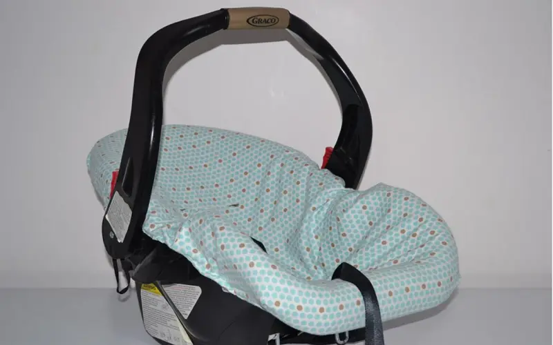 Wie man eine Überdachung für einen Babyautositz herstellt