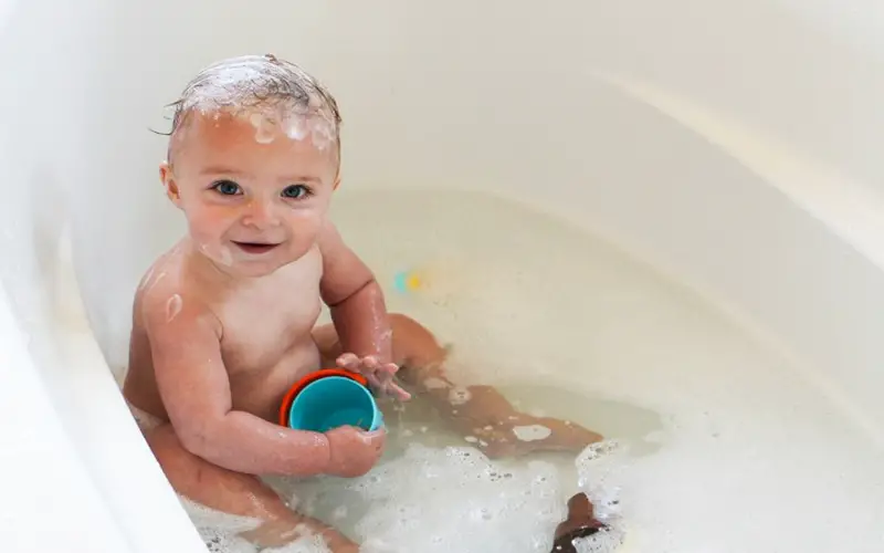 Wie man einem Baby ein Schwammbad gibt