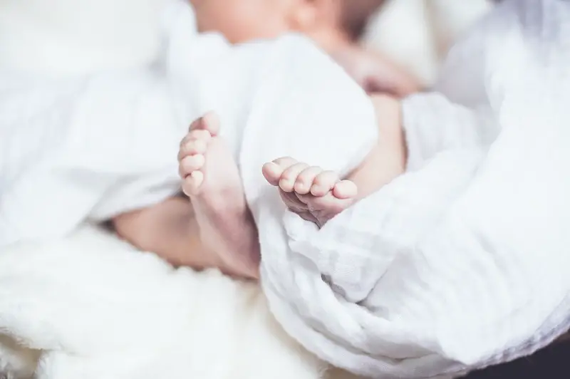 4 einfache Schritte zum Einwickeln des Babys in eine Empfangsdecke