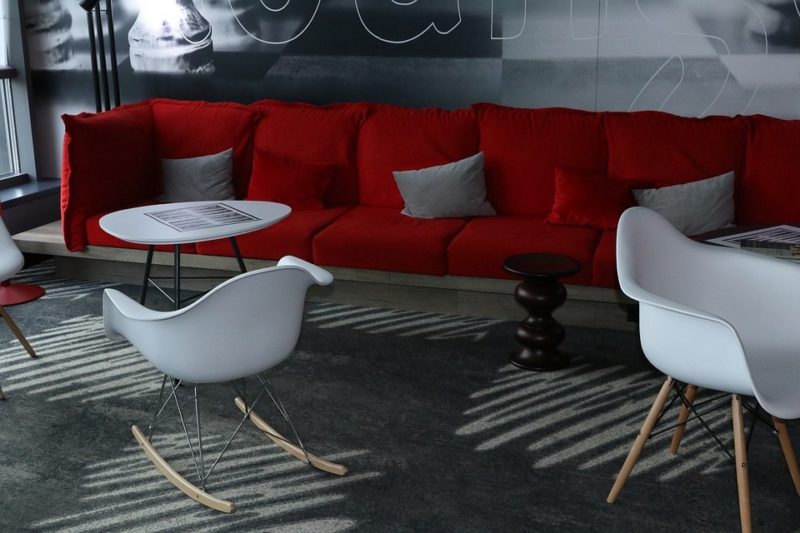 Rotes Sofa Welche Wandfarbe: Die 4 besten Farben zum Ausprobieren