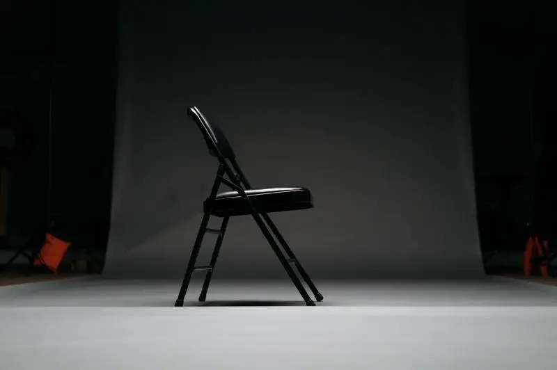So reparieren Sie einen quietschenden Stuhl in 5 schnellen und einfachen Schritten