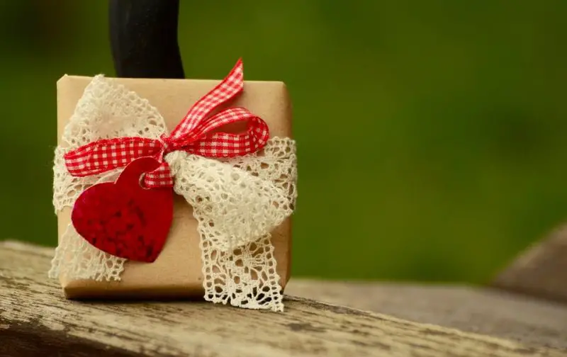 So verpacken Sie ein Hochzeitsgeschenk: 4 stilvolle Möglichkeiten