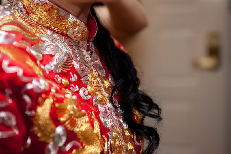 Was man zu einer chinesischen Hochzeit tragen sollte: Dos and Don'ts