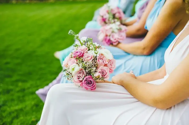 Was Sie Ihren Brautjungfern am Hochzeitstag schenken sollten: Die besten 4