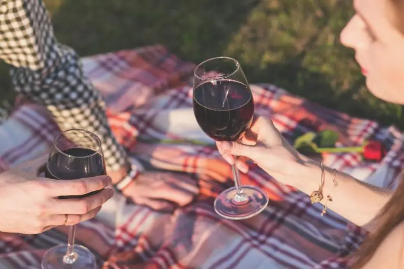 Was Sie zu einer Picknick-Hochzeit tragen sollten: 2 Tipps