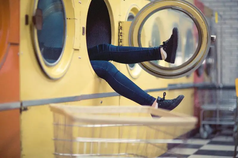 Wie bekommt man menschlichen Uringeruch aus Stoff in der Waschmaschine? 2 einfache Wege!