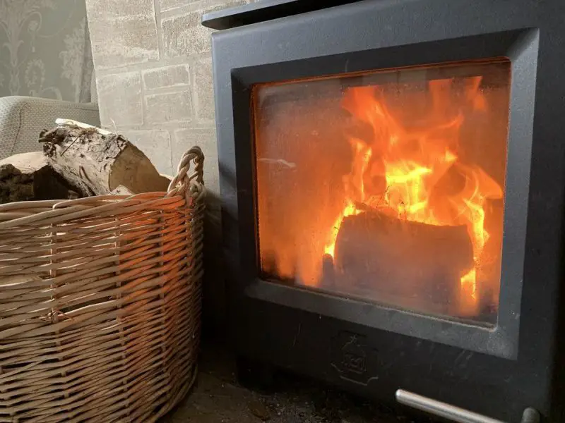 Wie kann man einen Pelletofen heißer brennen lassen? 4 interessante Wege!