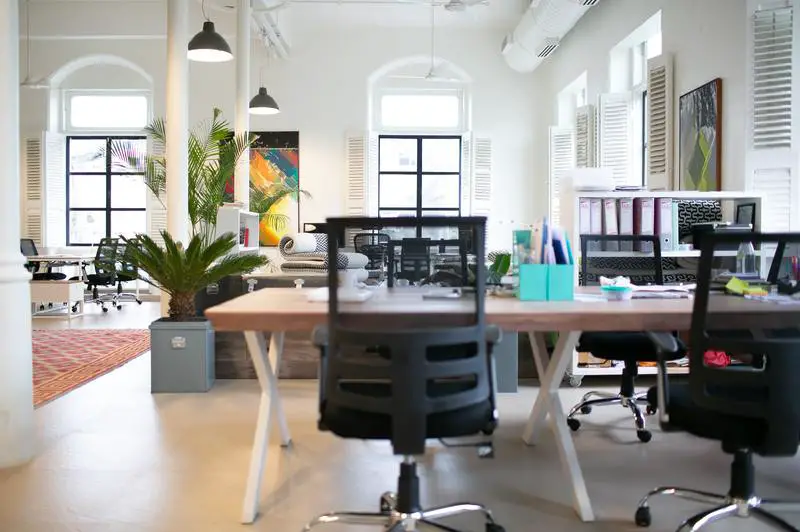 Wie man einen Bürostuhl auf 3 einfache Arten bequemer macht