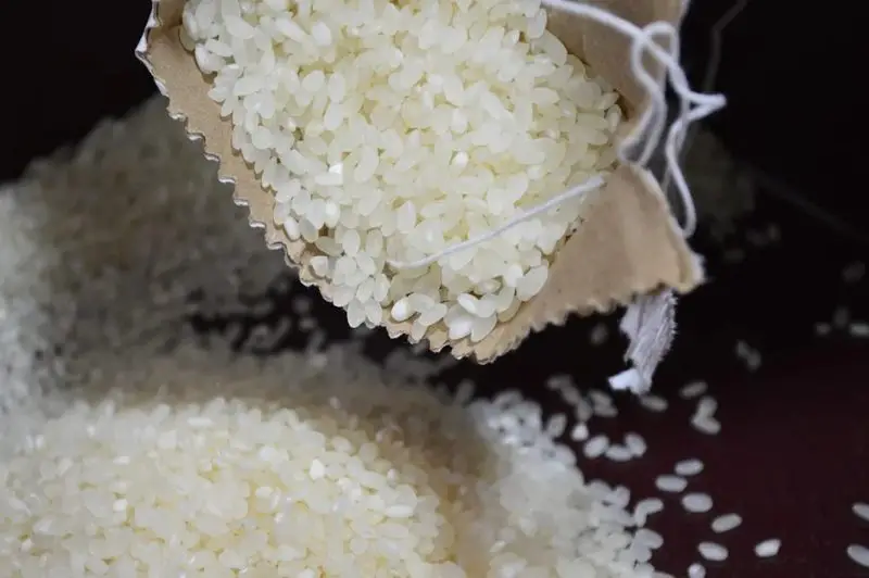 Wie man ganz einfach eine gewichtete Decke mit Reis herstellt