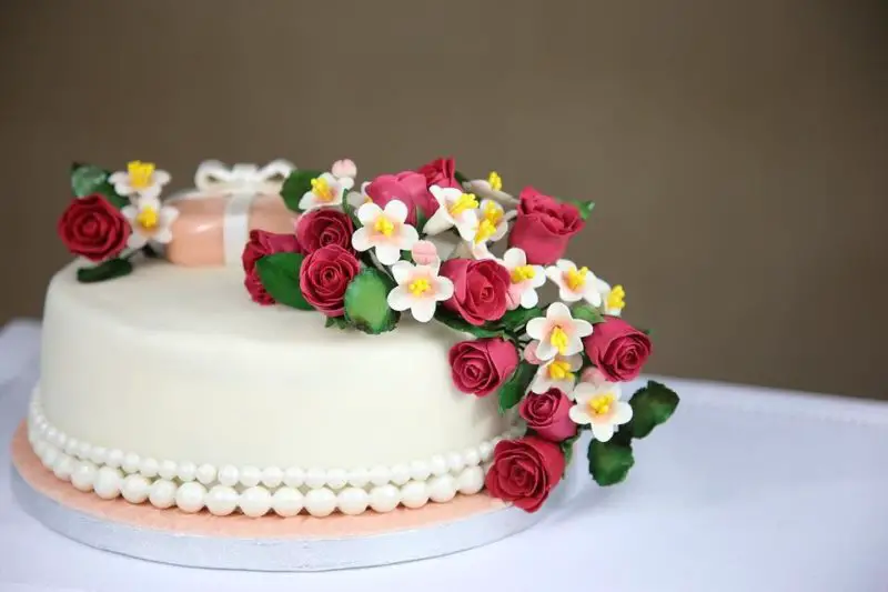 Wie man Zuckerblumen für Hochzeitstorten macht