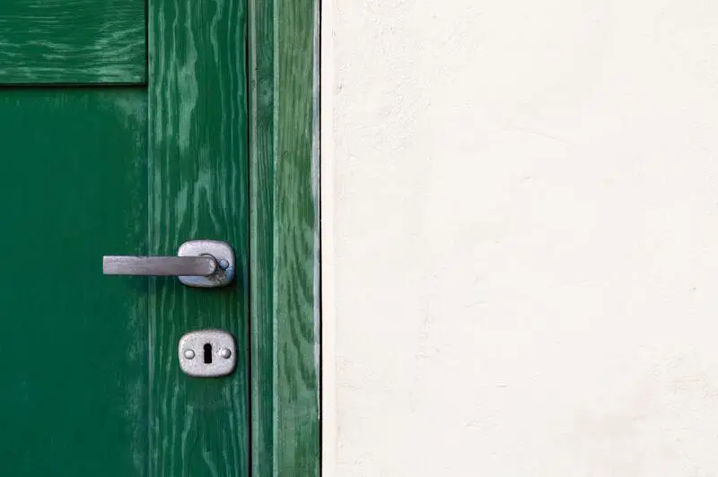 Wie repariert man eine wassergeschädigte Tür? 7 überschaubare Schritte